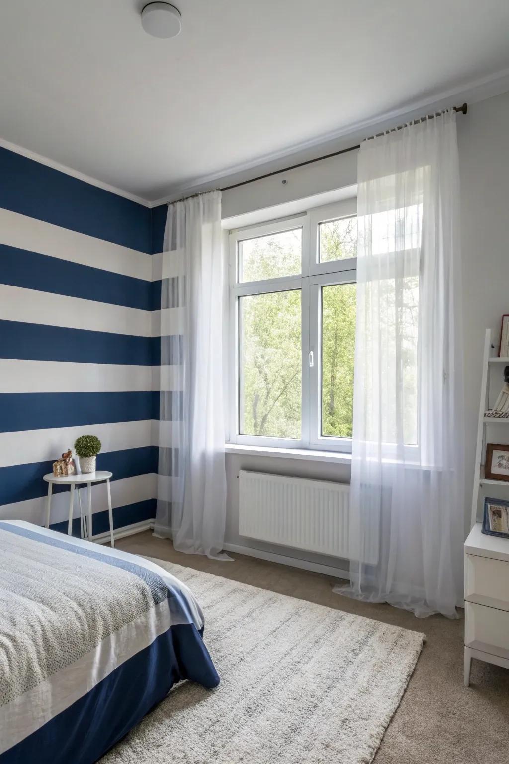 A bedroom with navy blue and white walls, creating a classic and fresh ambiance.
