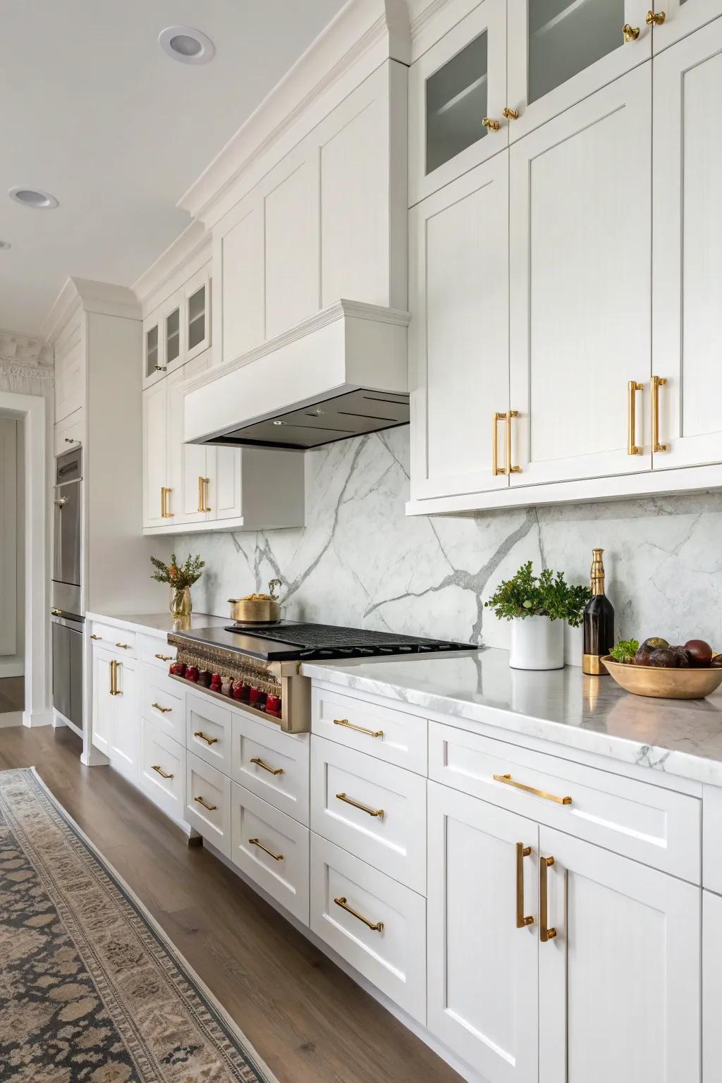 Contrasting hardware adds a bold touch to the kitchen.