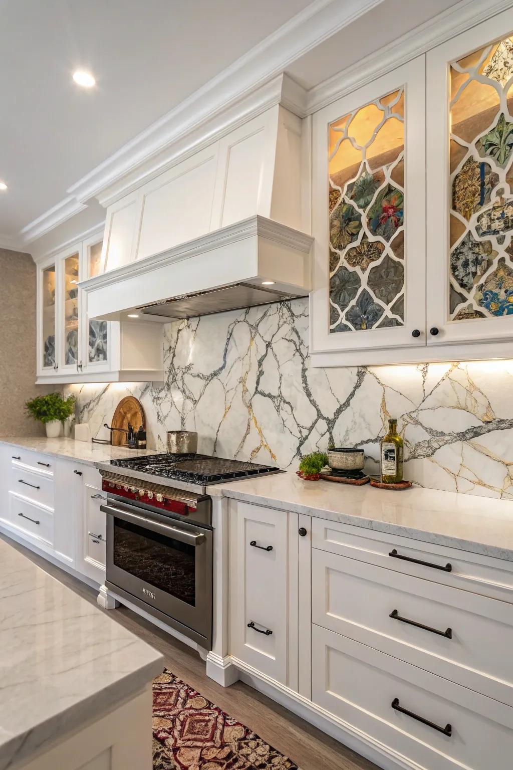 Dramatic quartz backsplash with bold veining for a standout design.