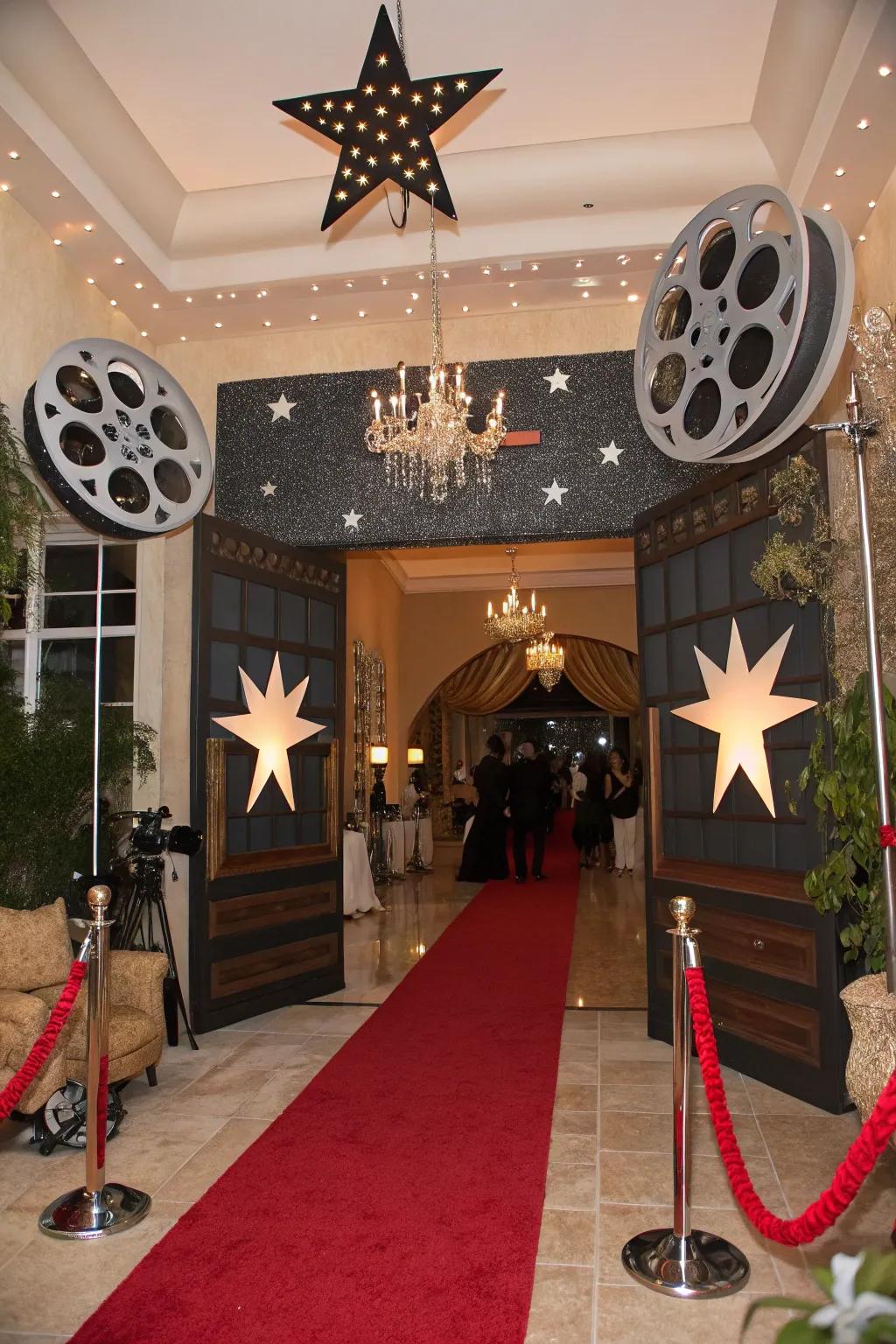 Hollywood-themed decorations bring a touch of Tinseltown to your party.