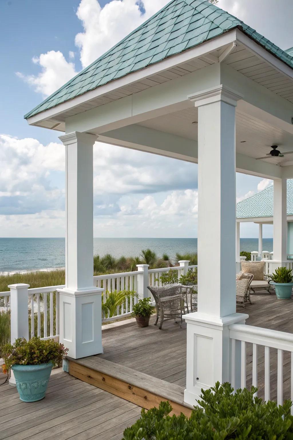 Whitewashed square columns evoke a relaxing coastal atmosphere.